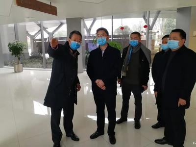 何永宏深入一線督導(dǎo)生活物資保障與企業(yè)復(fù)工復(fù)產(chǎn)，看望慰問醫(yī)務(wù)人員并關(guān)注食用農(nóng)產(chǎn)品初加工發(fā)展